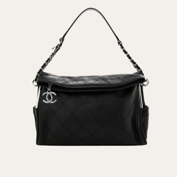 Chanel Ultimate Soft Hobo 包袋银色五金配件黑色 15 英寸
