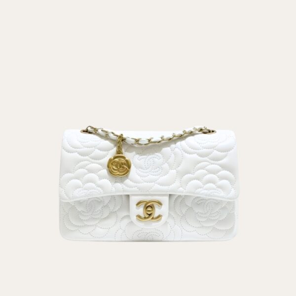 Chanel Flap 包袋，一款山茶花链白色 26cm