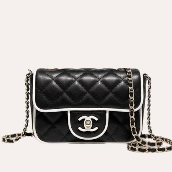 Chanel Flap 包袋黑色，白色滚边 7.1 英寸