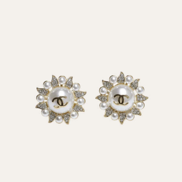 Chanel Cc Logo Sunburst 耳钉，珍珠和水钻金色